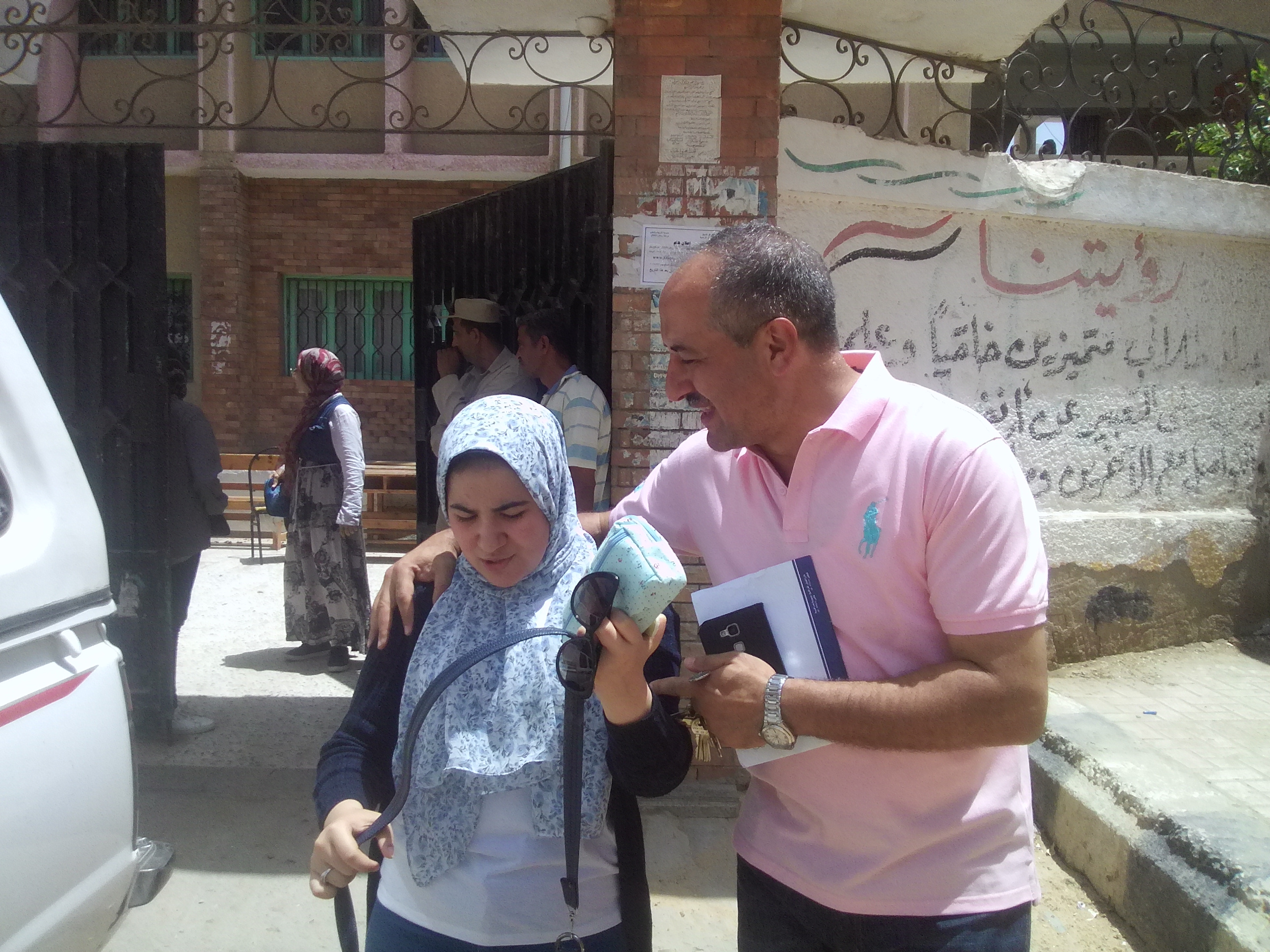 طالبة يحتضنها والدها عقب خروجها من الامتحان