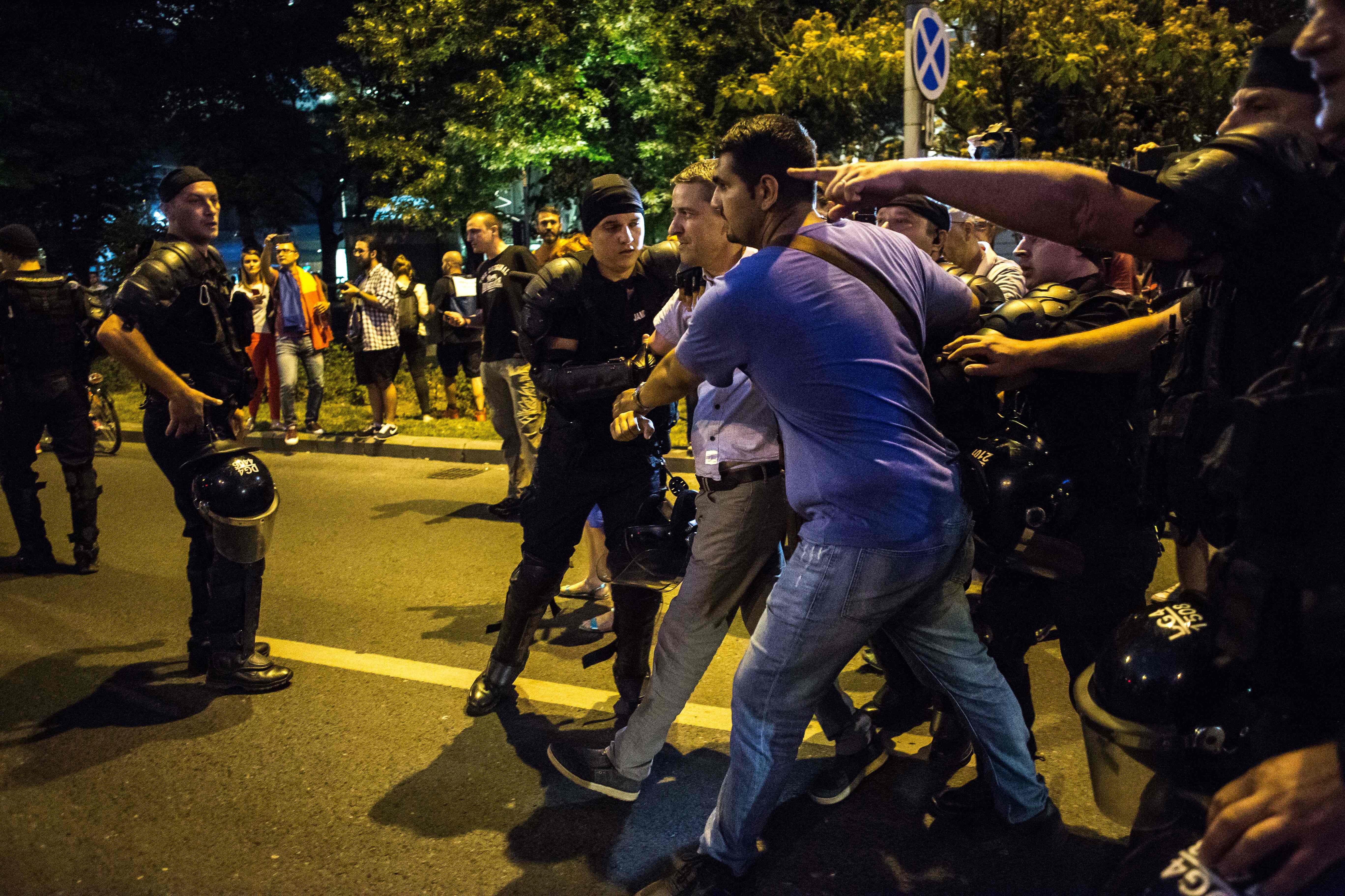 الشرطة الرومانية تعتقل متظاهر