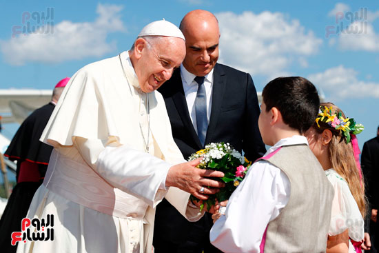 أطفال يهدون بابا الفاتيكان باقة ورود خلال زيارته لسويسرا