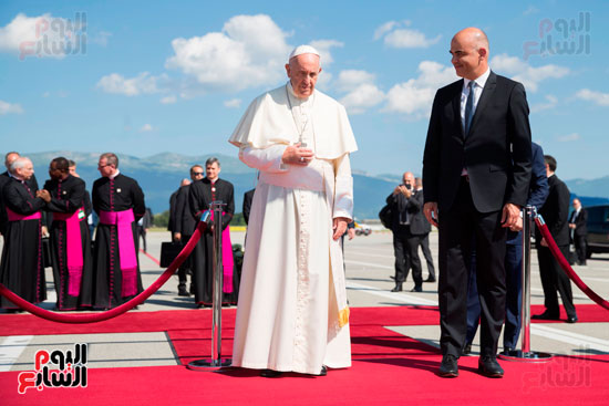 رئيس الاتحاد الكونفدرالى السويسرى فى استقبال بابا الفاتيكان