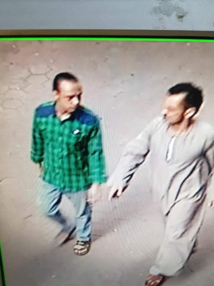 المجنى عليه يسير بصحبة المتهم خلال استدراجه لقتله المجنى عليه يسير بصحبة المتهم خلال استدراجه لقتله