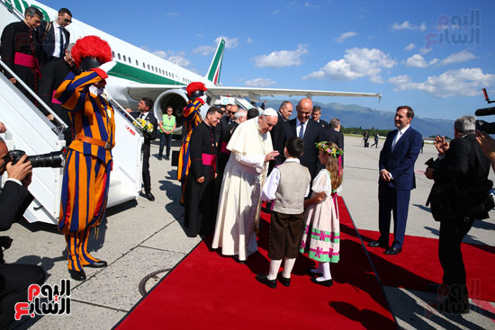 أطفال فى استقبال بابا الفاتيكان خلال زيارته لسويسرا