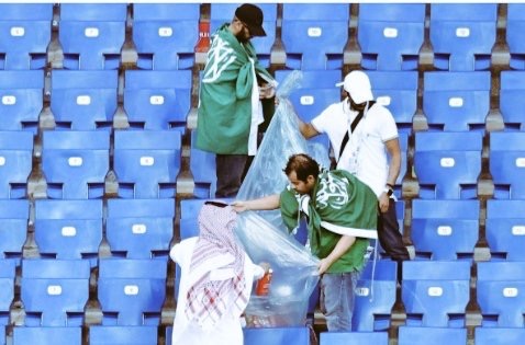 سعوديون ينظفون مدرجاتهم