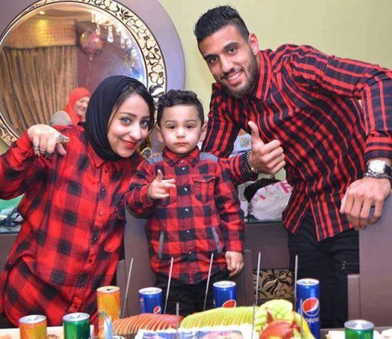 احمد الشناوى مع نجله وزوجته