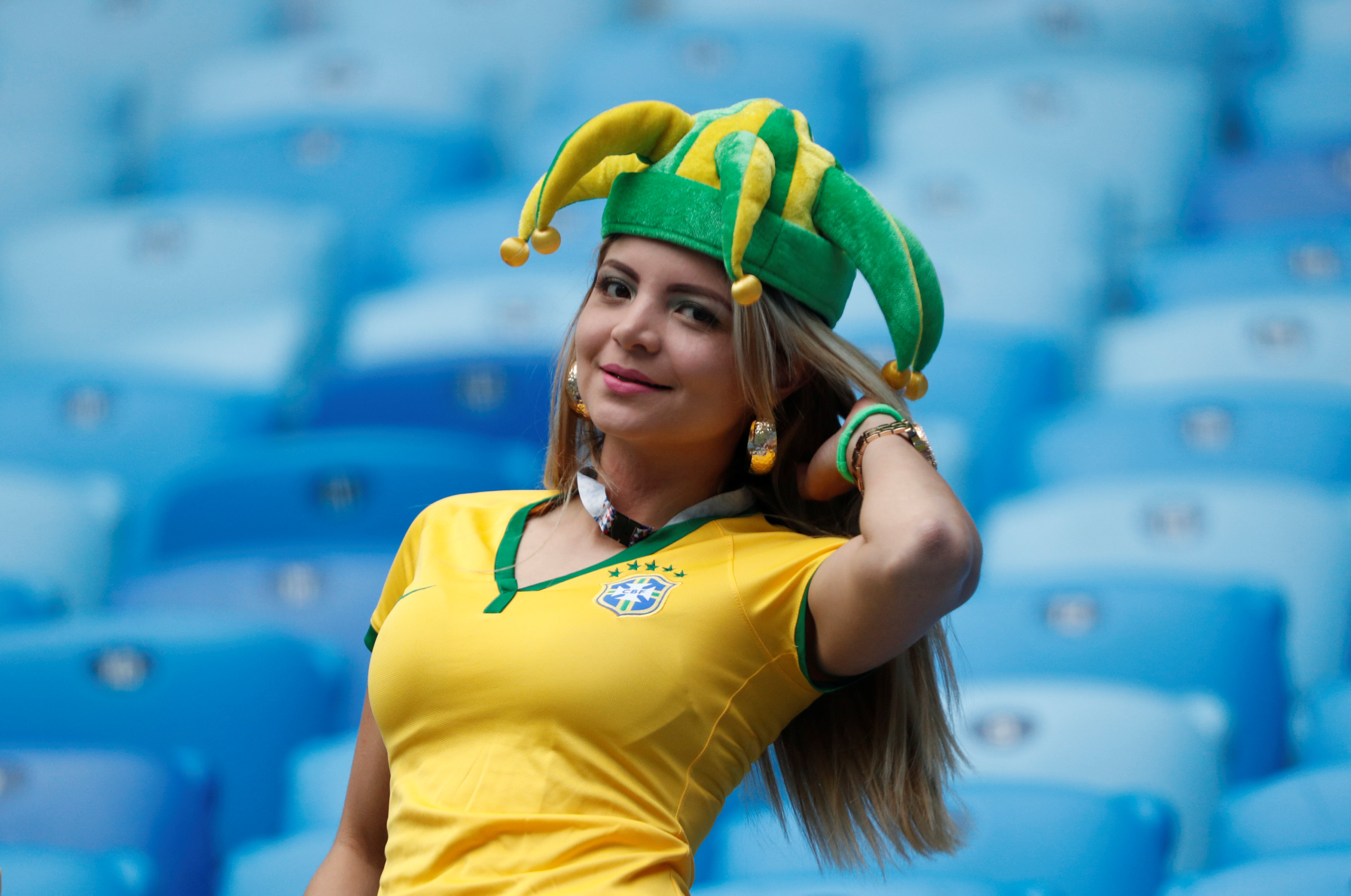 فتاة برازيلية تستعرض جمالها أمام الكاميرات