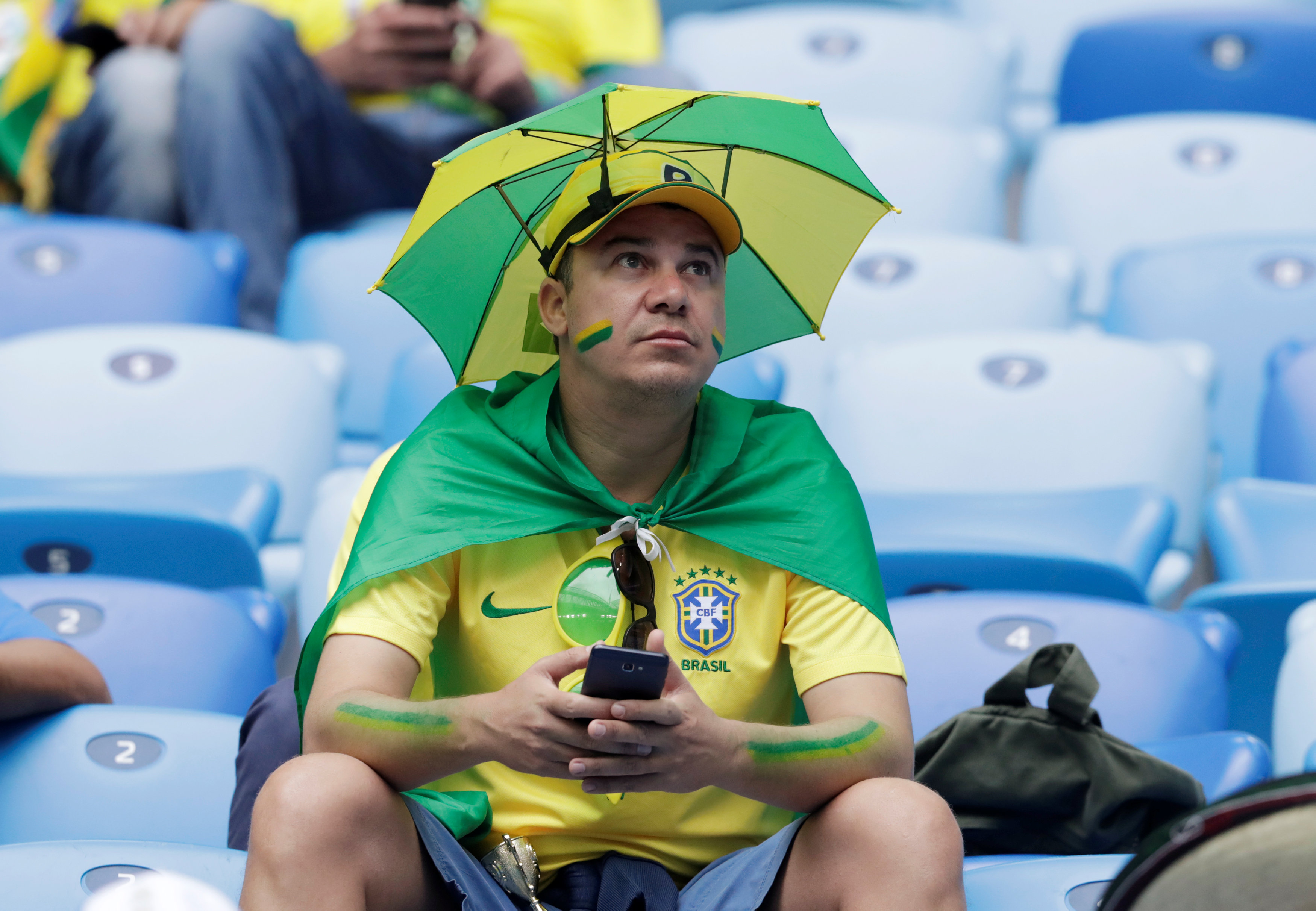 القلق يهيمن على وجه أحد مشجعى البرازيل