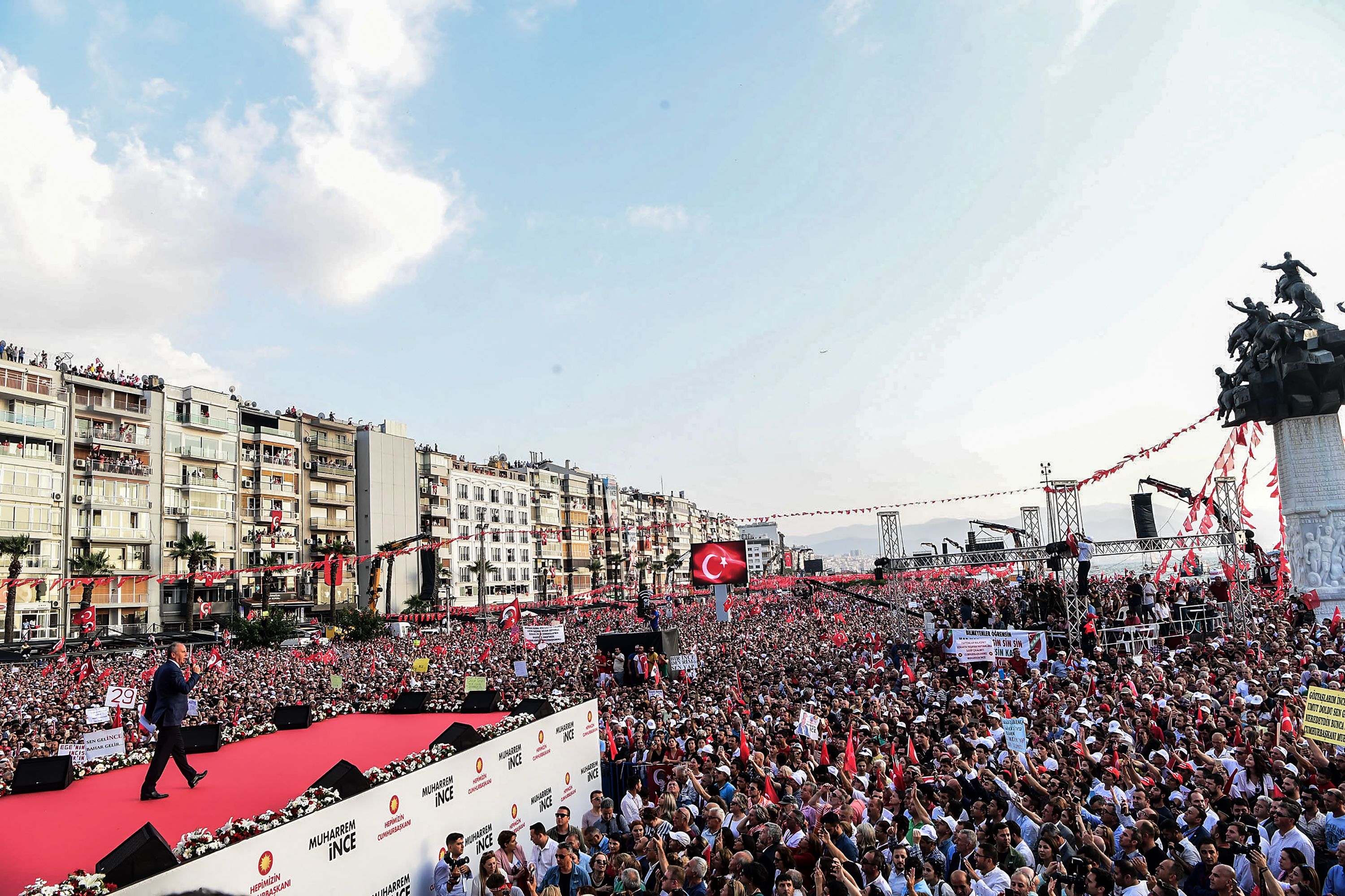 الملايين يحتشدون لدعم منافس أردوغان