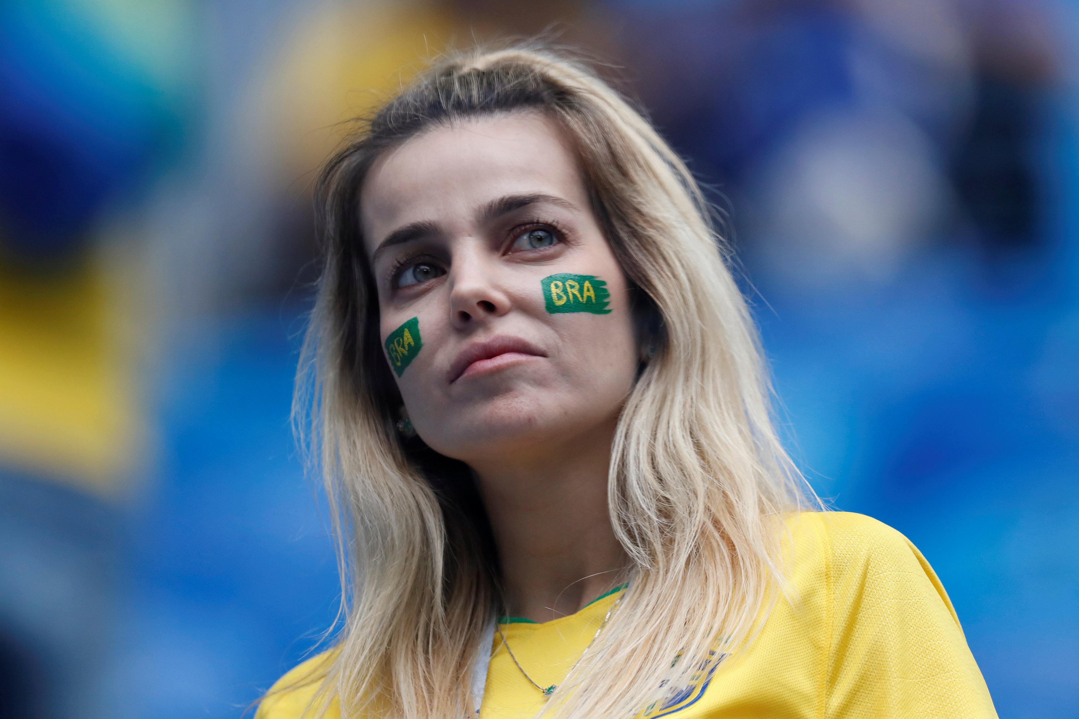 فتاة برازيلية تبدو هائمة انتظارا للمباراة