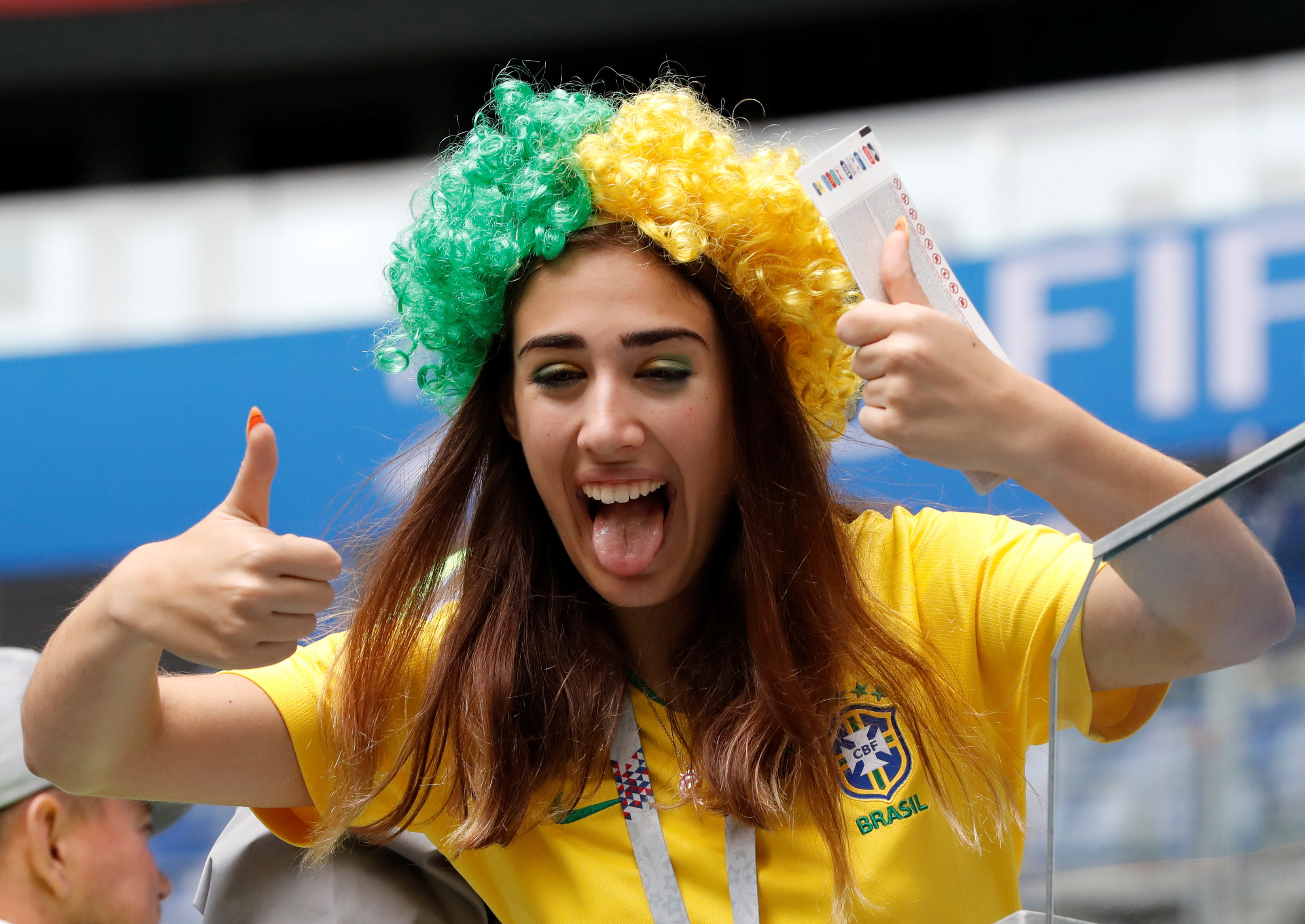 فتاة برازيلية تواجه الكاميرات بابتسامة