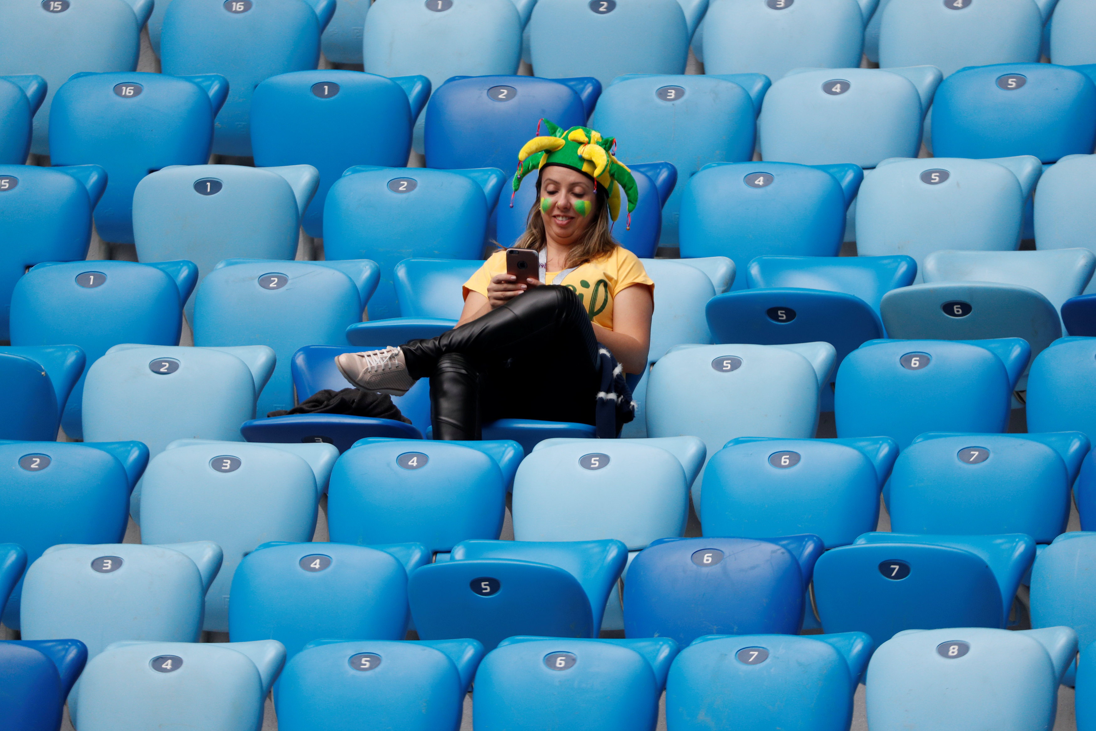 برازيلية منشغله بالمحمول فى انتظار المباراة