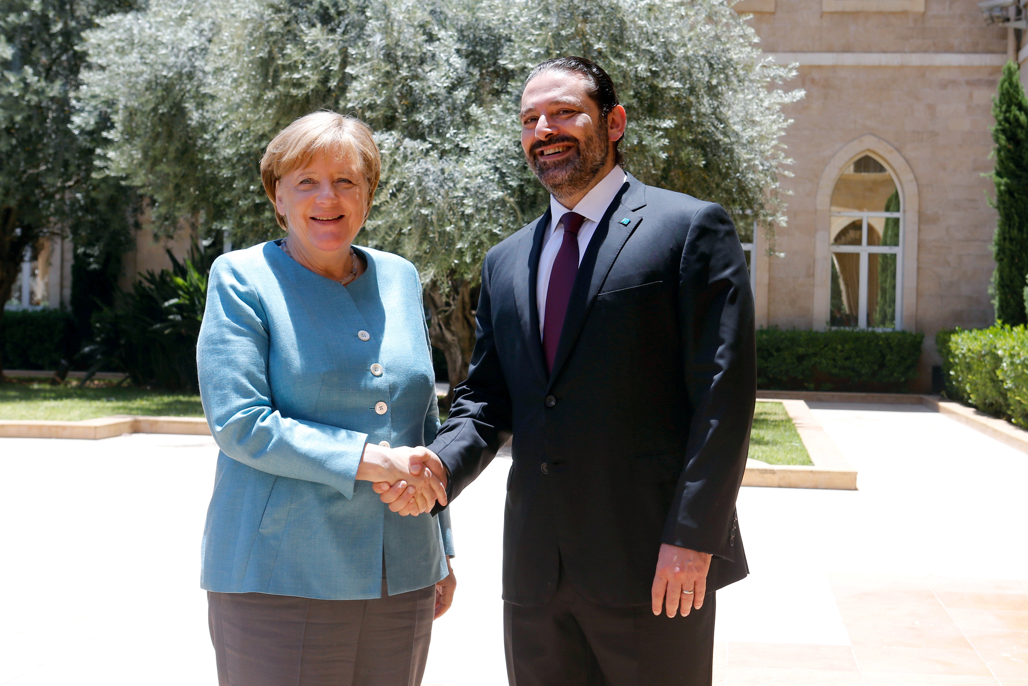 مصافحة بين رئيس وزراء لبنان والمستشارة الألمانية