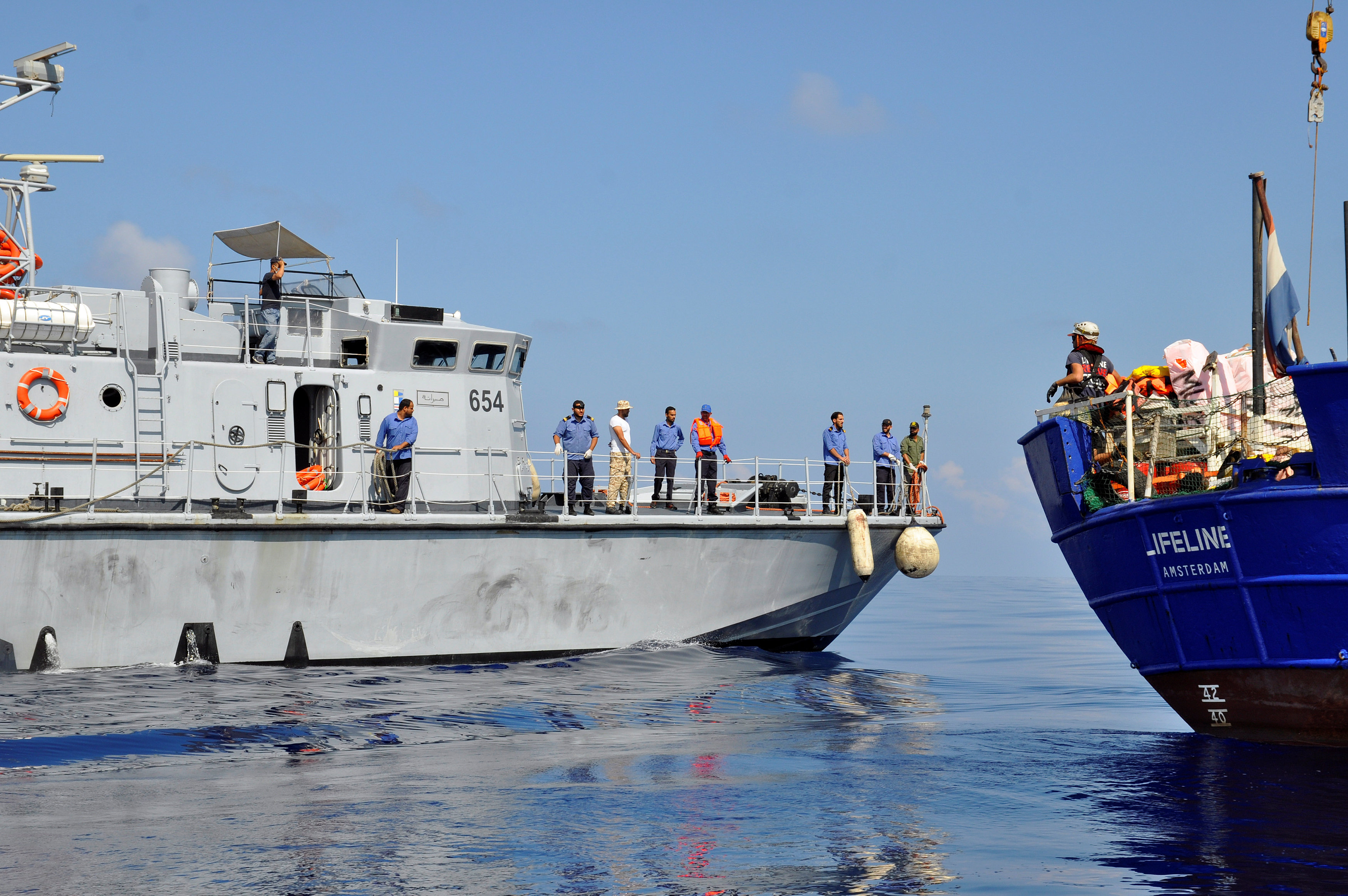 سفينة شريان الحياة أمام سفينة تابعة لحرس الحدود الليبى