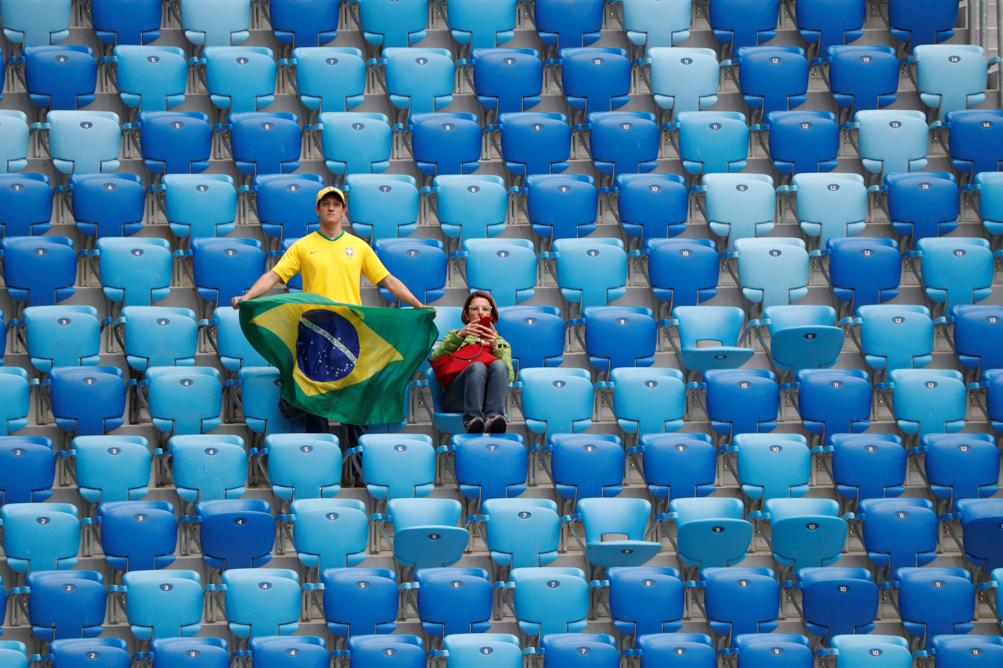 أحد المشجعين يحمل علم البرازيل