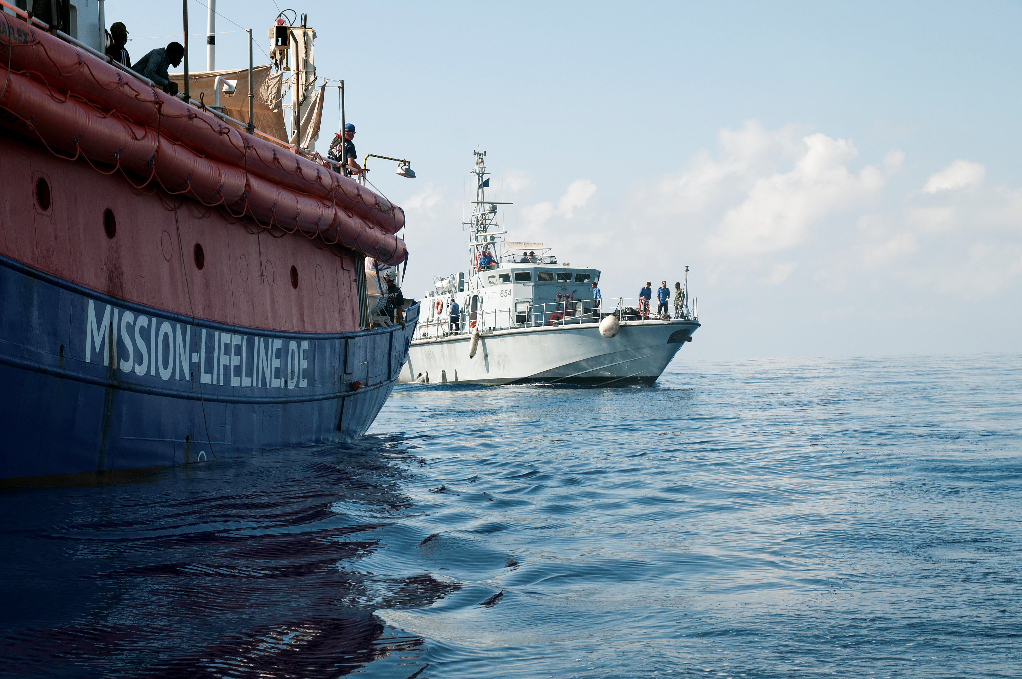 حرس الحدود الليبى يقدم مساعدات لسفينة شريان الحياة