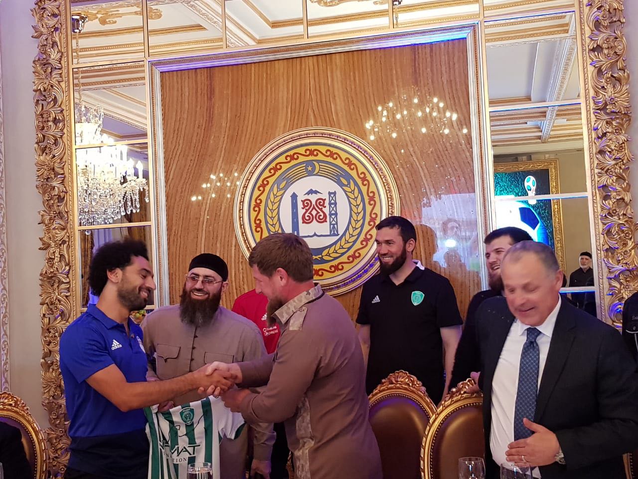 محمد صلاح يوقع على قمصان لرئيس الشيشان