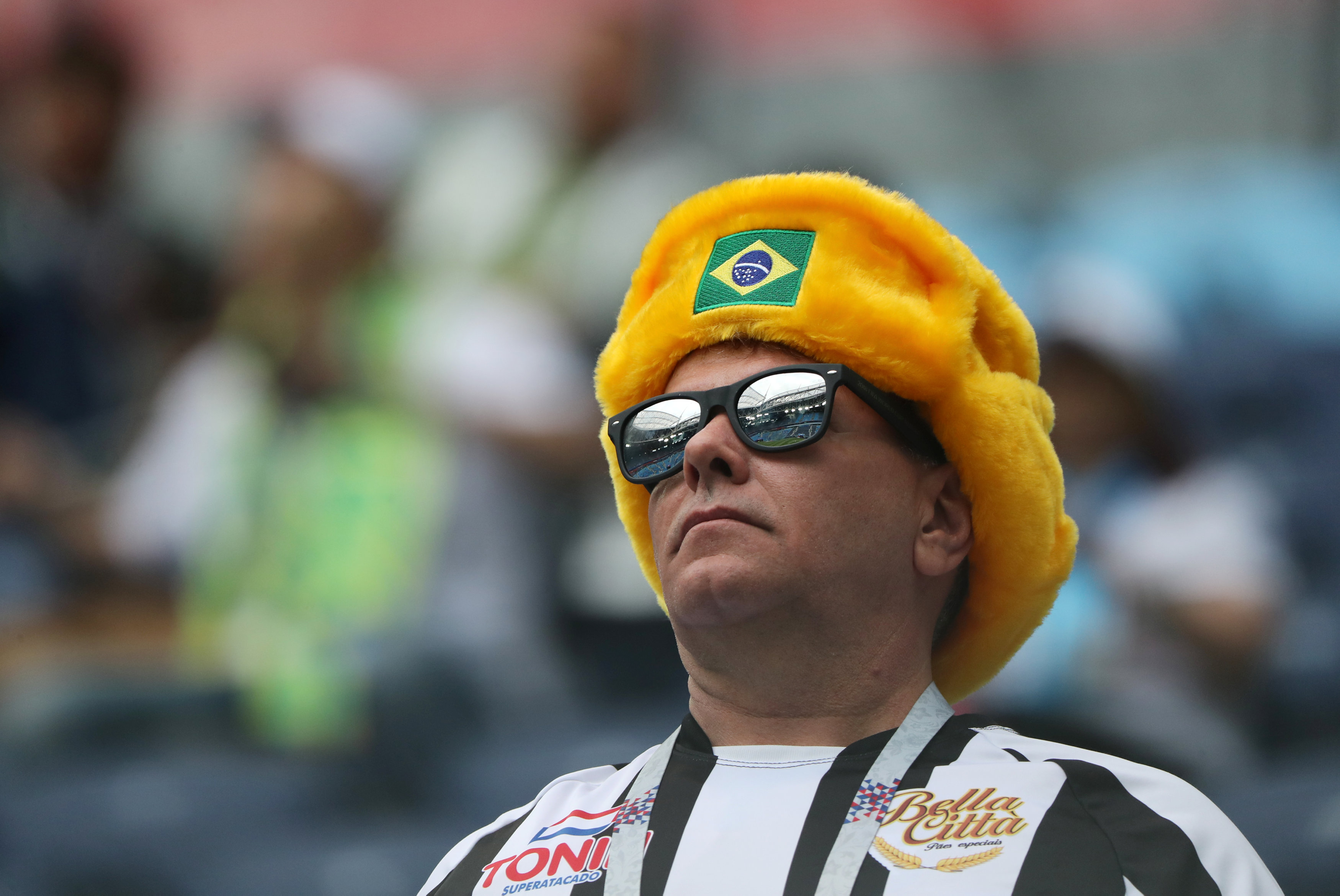 مشجع برازيلى يرتدى قبعه بعلم بلاده