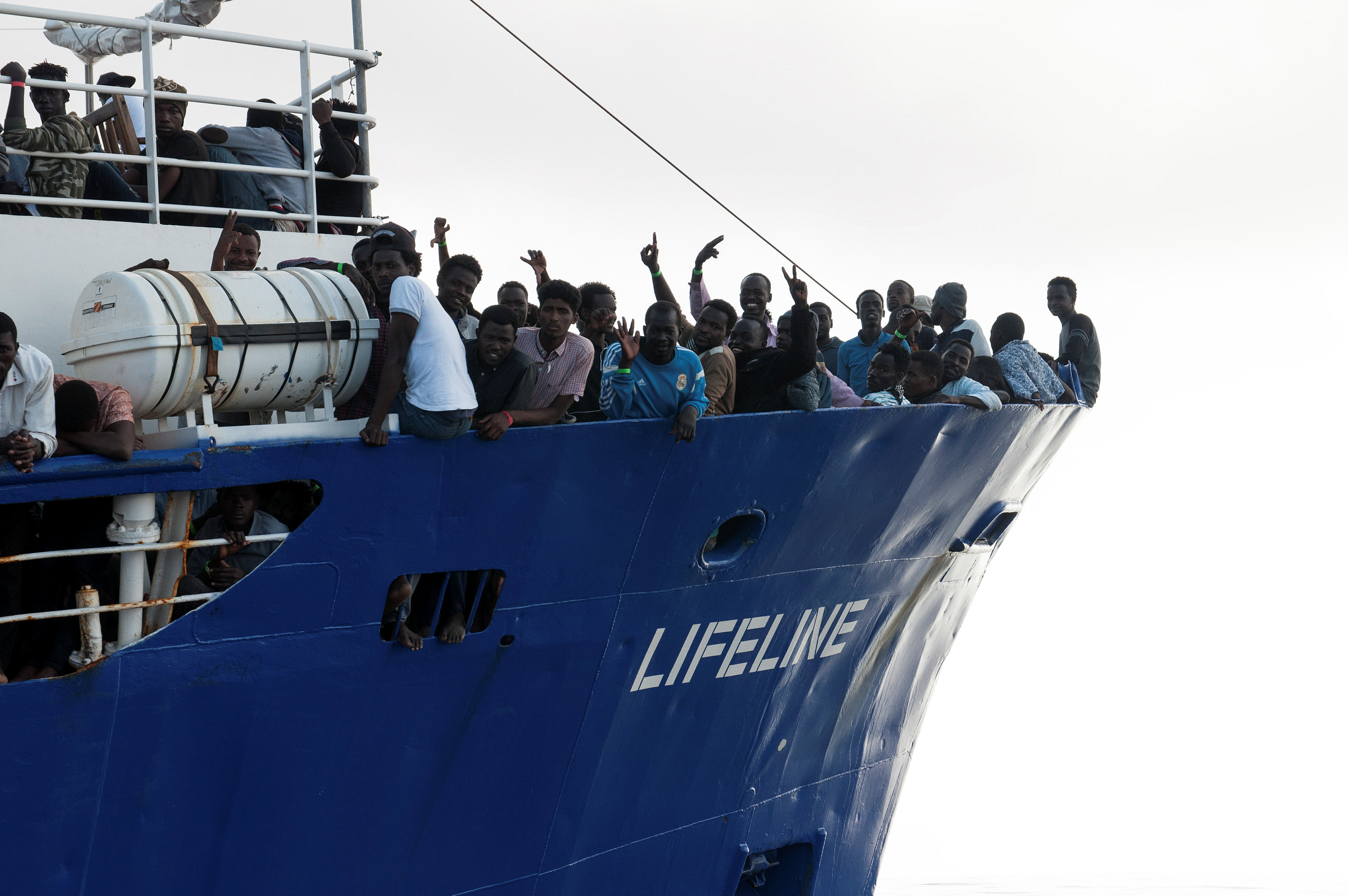 المهاجرين على متن سفينة شريان الحياة