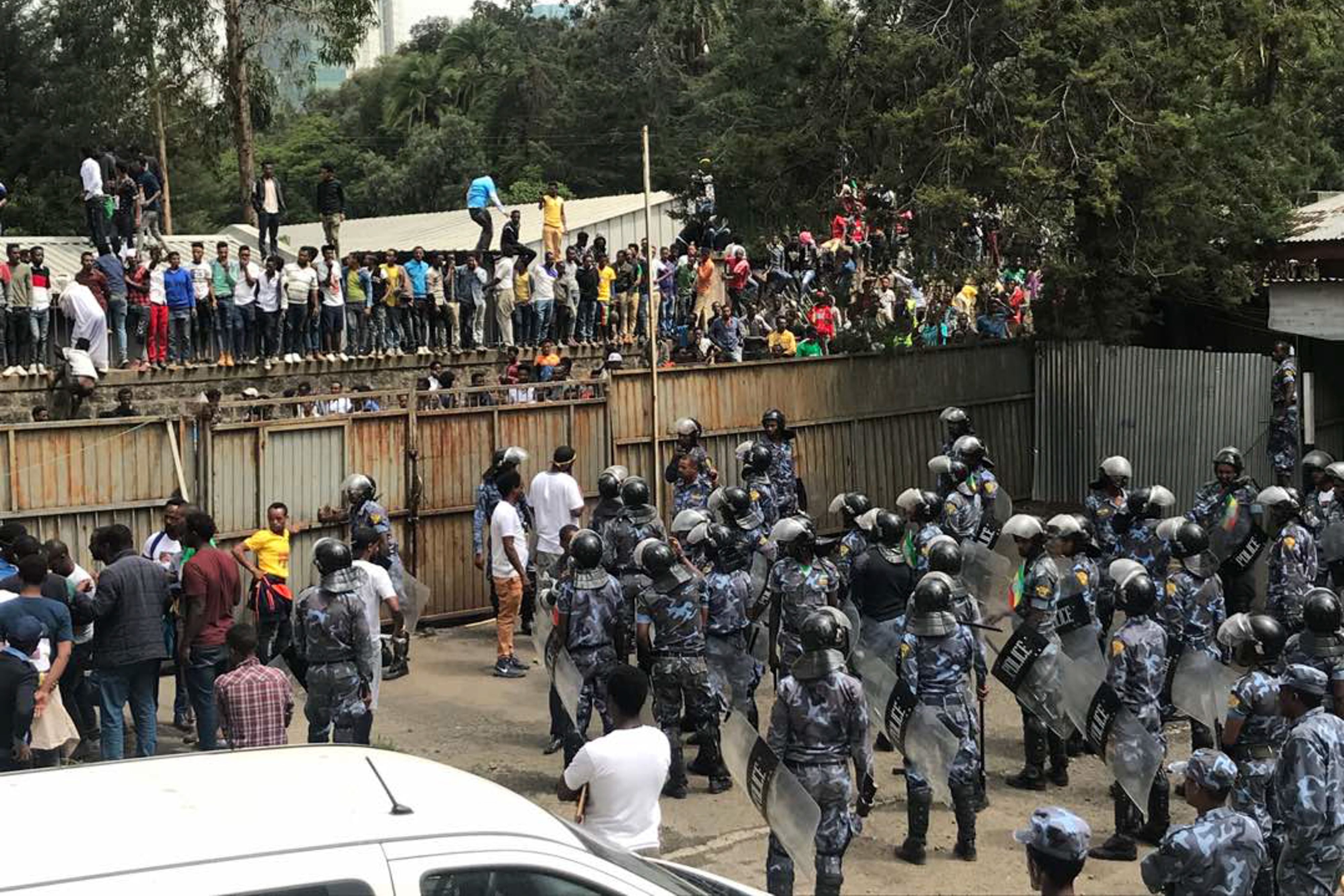 الشرطة الإثيوبية فى موقع التفجير بأديس أبابا