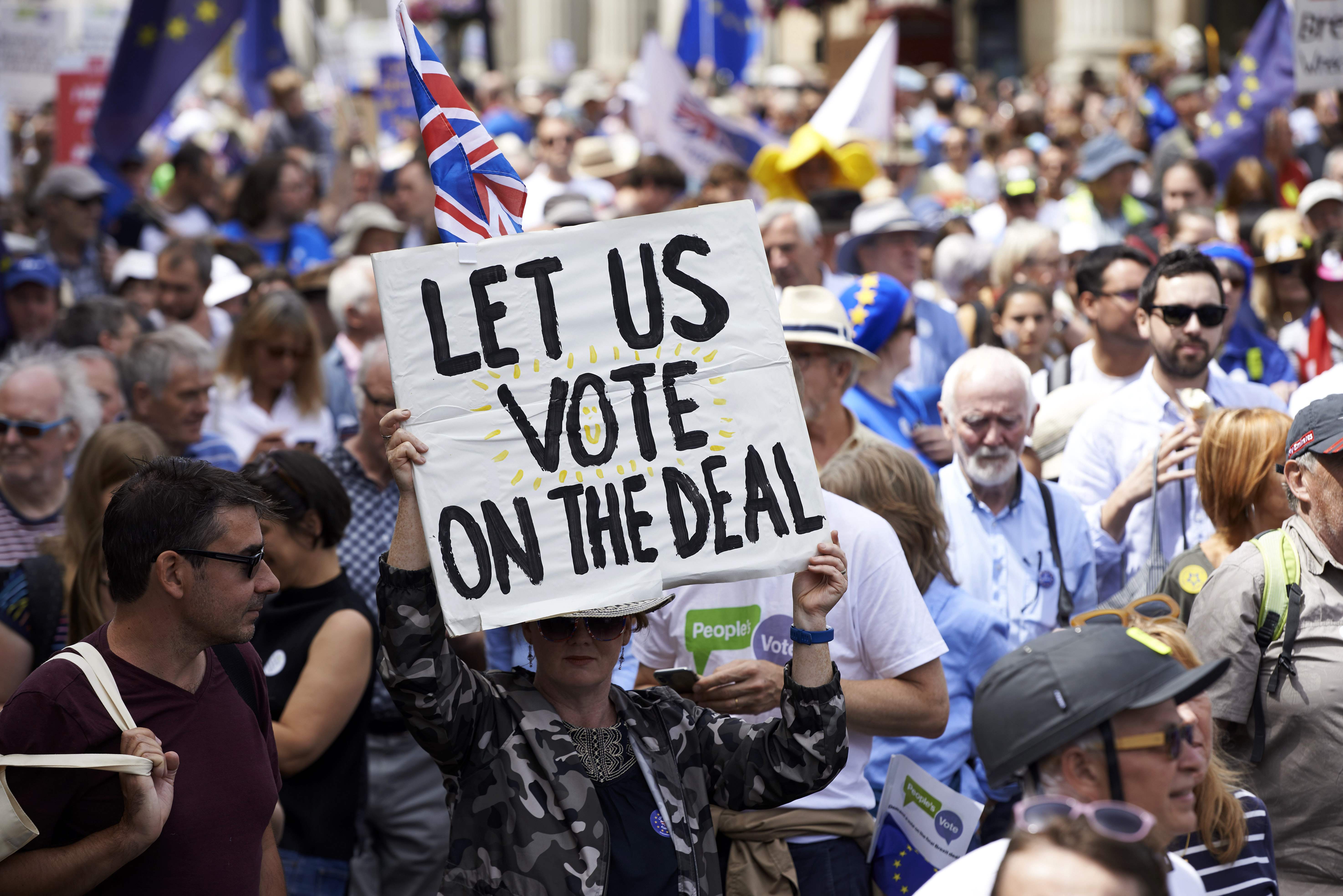 لافتات تطالب بالتصويت على خروج بريطانيا من الاتحاد الأوروبى