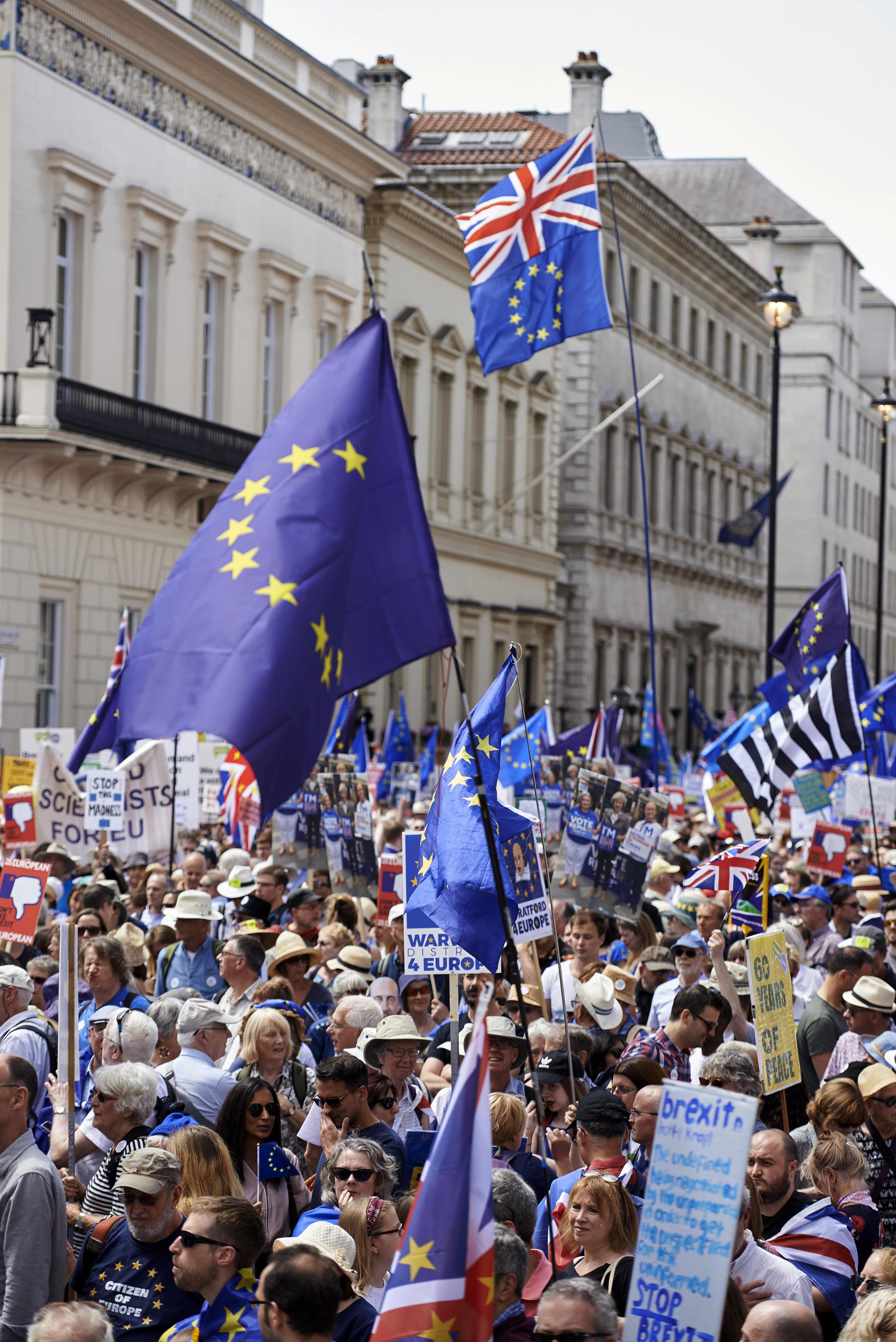 أعلام بريطانيا والاتحاد الأوروبى فى مسيرة بشوارع لندن