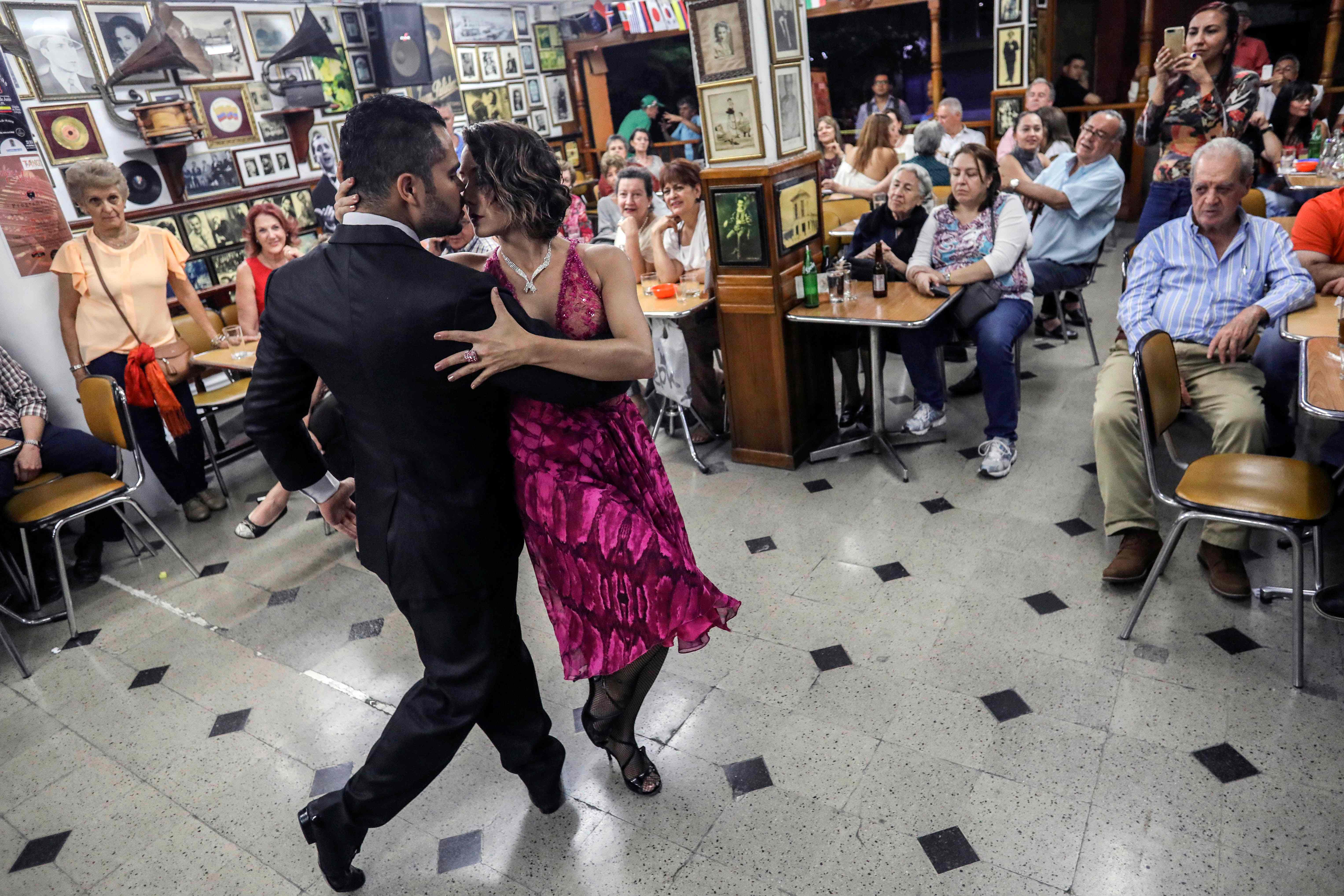 العشرات يشاهدون استعراض الرقص فى كولومبيا