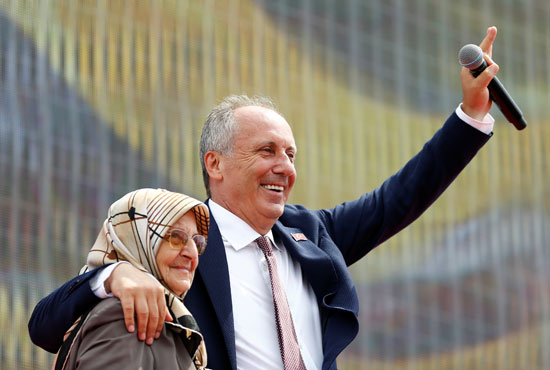 المرشح محرّم أنجيه المنافس الرئيسي لرجب طيب أردوغان بجانب زوجته 
