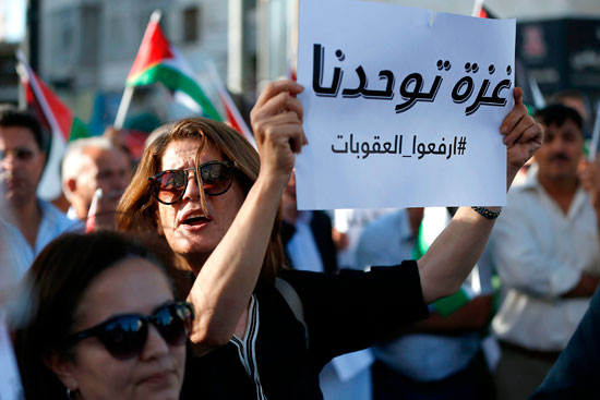 لافتات تضامنية مع قطاع غزة