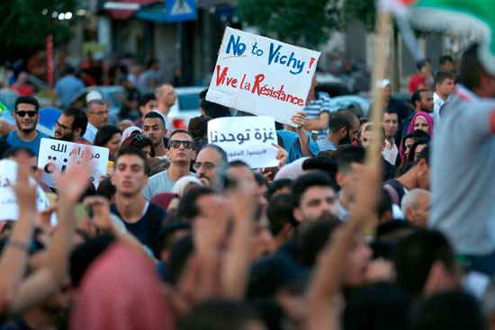 مظاهرة فى رام الله للتضامن مع قطاع غزة ضد اجراءات الحكومة