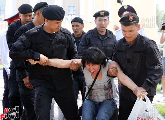 شرطى فى كازاخستان يخنق متظاهر أثناء القبض عليه