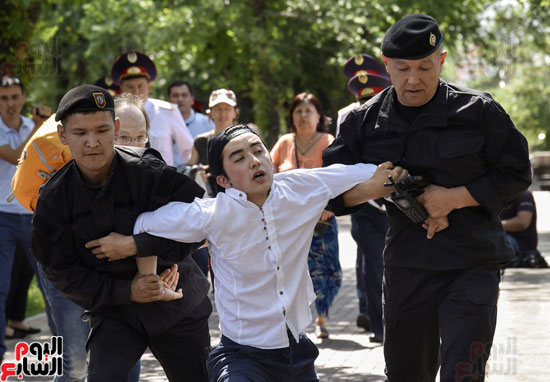 الشرطة الكازاخية تعتقل متظاهرين من المعارضة