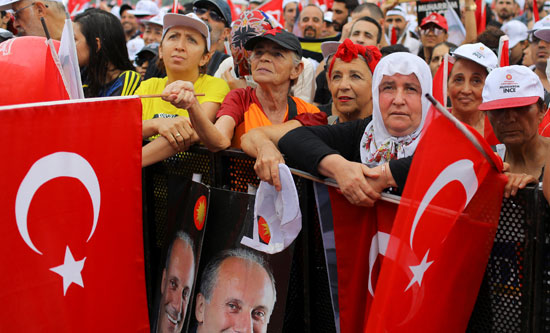 نساء تركيا خلال المؤتمر الجماهيرى لمحرّم أنجيه المنافس الرئيسي لرجب طيب أردوغان 