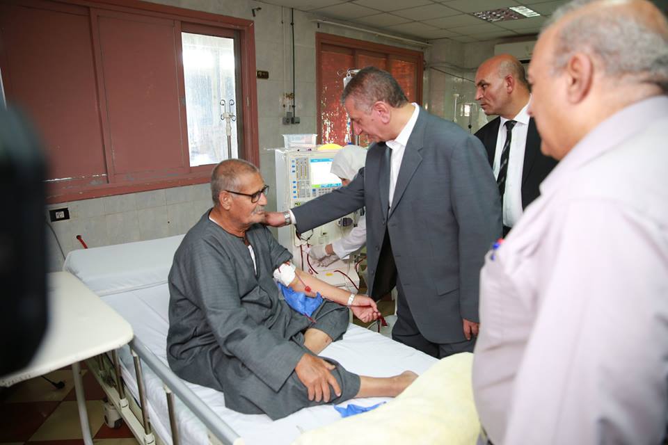 محافظ كفر الشيخ يستمع لمريض مسن