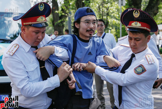الشرطة الكازاخية تعتقل متظاهرة من المعارضة