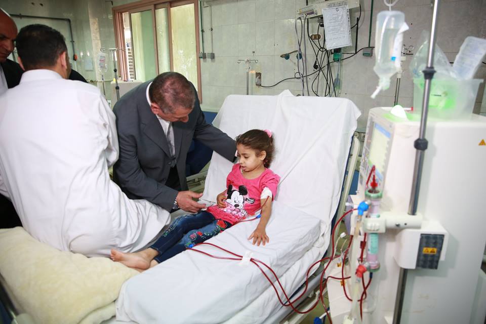محافظ كفر الشيخ يطمأن على طفله ويداعبها بمستشفى العبور