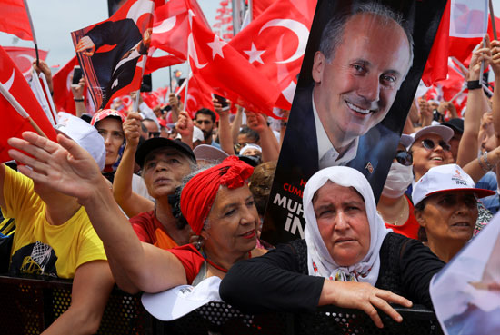 جانب من الحشود الداعمة لمحرّم أنجيه المنافس الرئيسي لرجب طيب أردوغان 