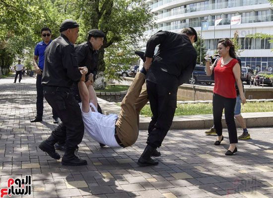 الشرطة الكازاخية تسحل متظاهر من المعارضة