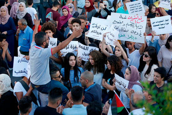 متظاهرون يعترضون على اجراءات الحكومة الفلسطينية ضد غزة