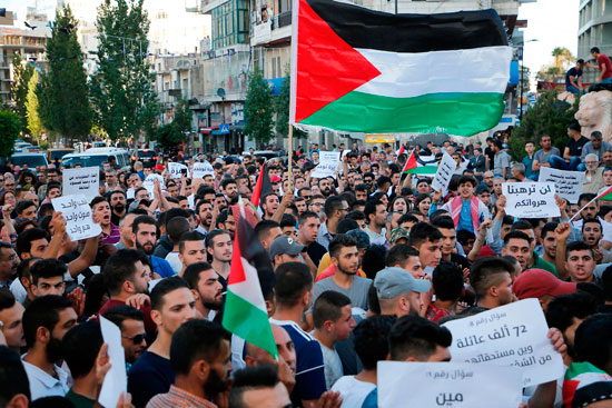 مسيرة بأعلام فلسطين فى رام الله للتضامن مع غزة