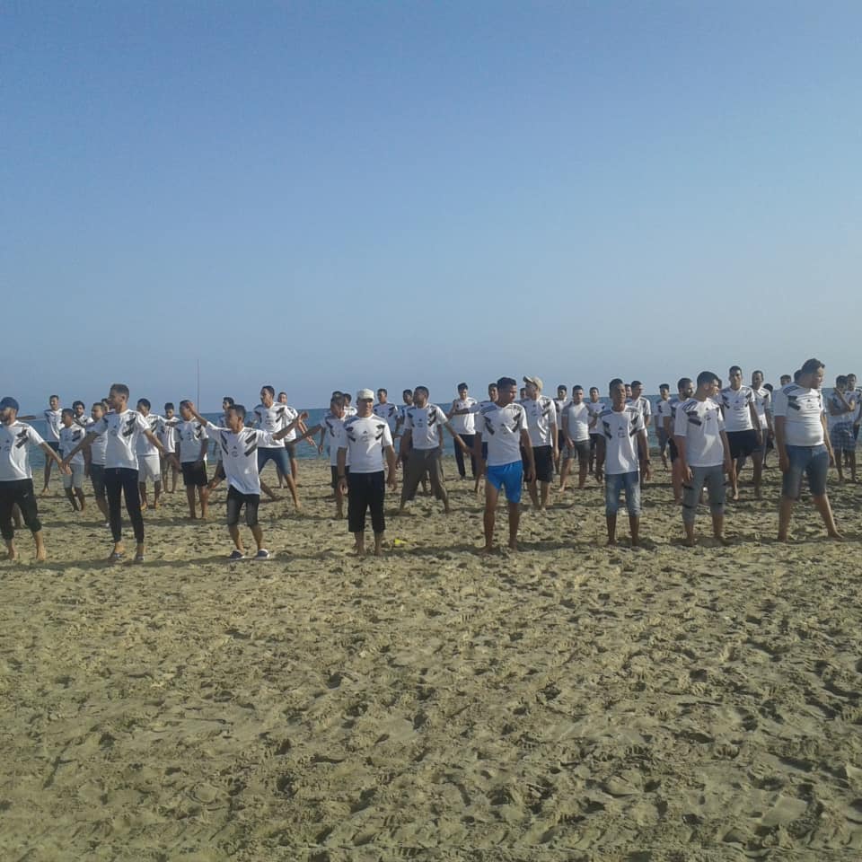 ممارسة التمارين والالعاب على ساحل البحر المتوسط بمصيف بلطيم