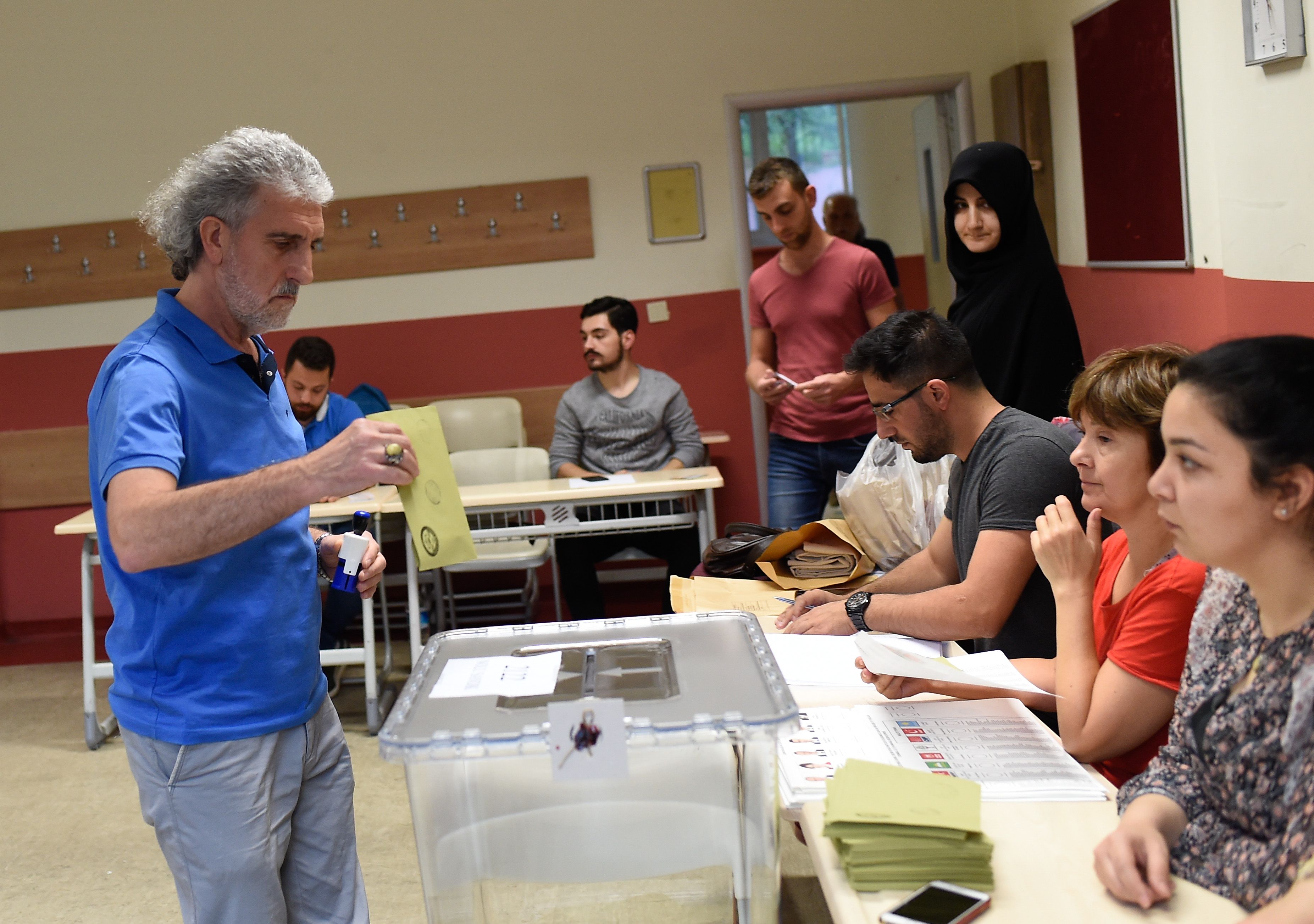 رجل يدلى بصوته فى الانتخابات التركية