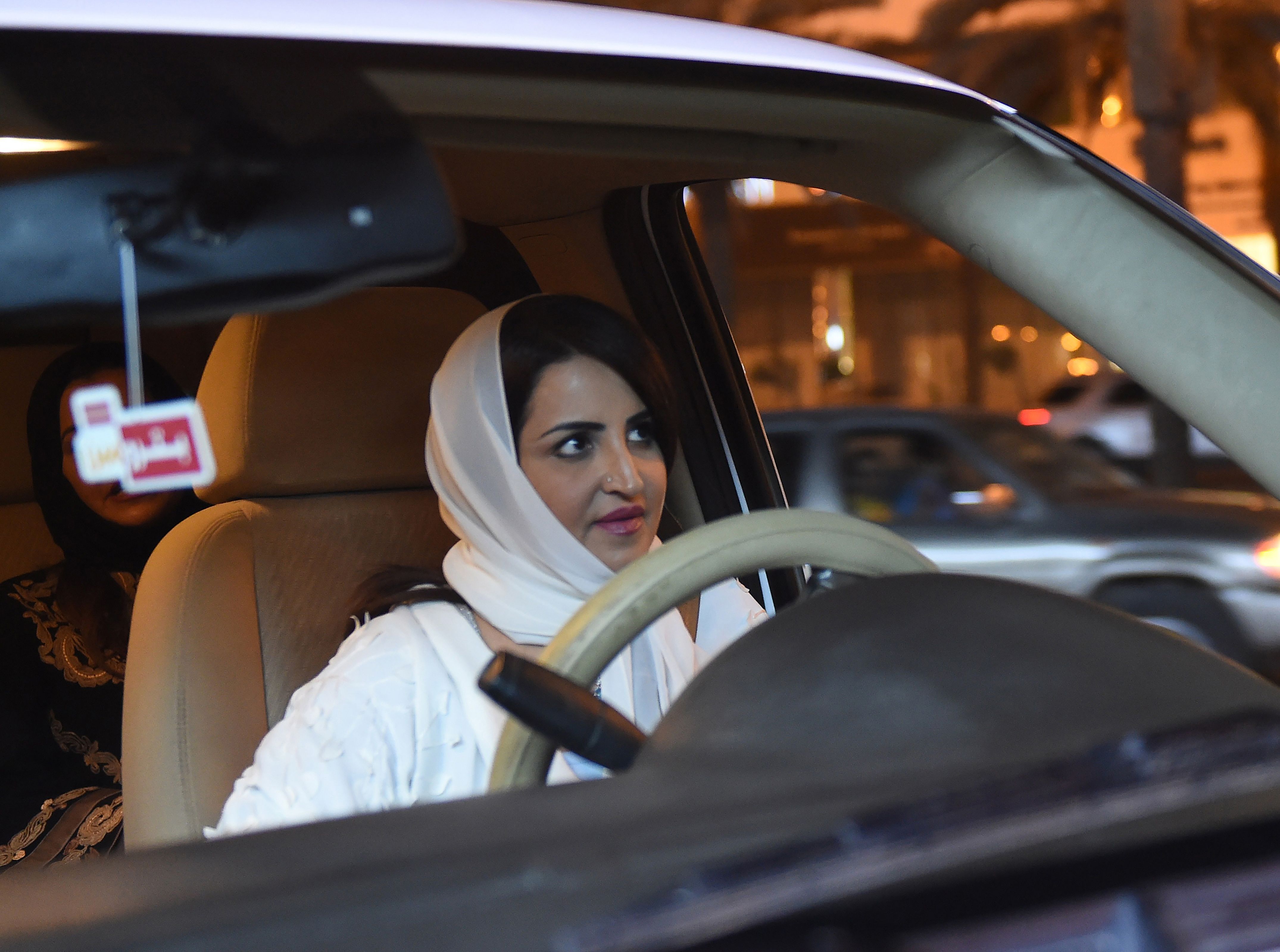 الكاتبة سمر المقرن تقود سيارة فى السعودية