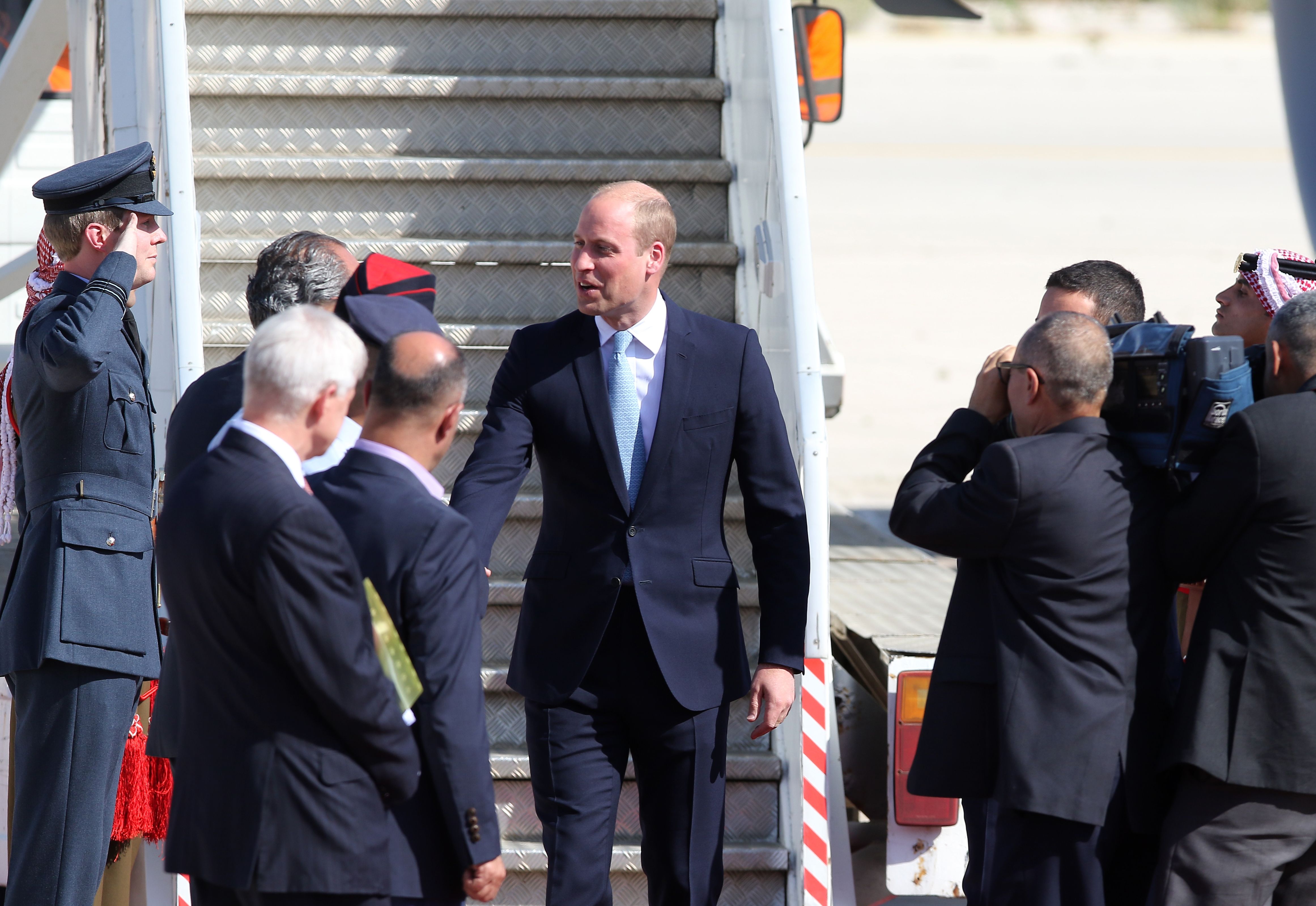 الأمير وليام يصافح مستقبليه من مسئولى الأردن والسفارة البريطانية