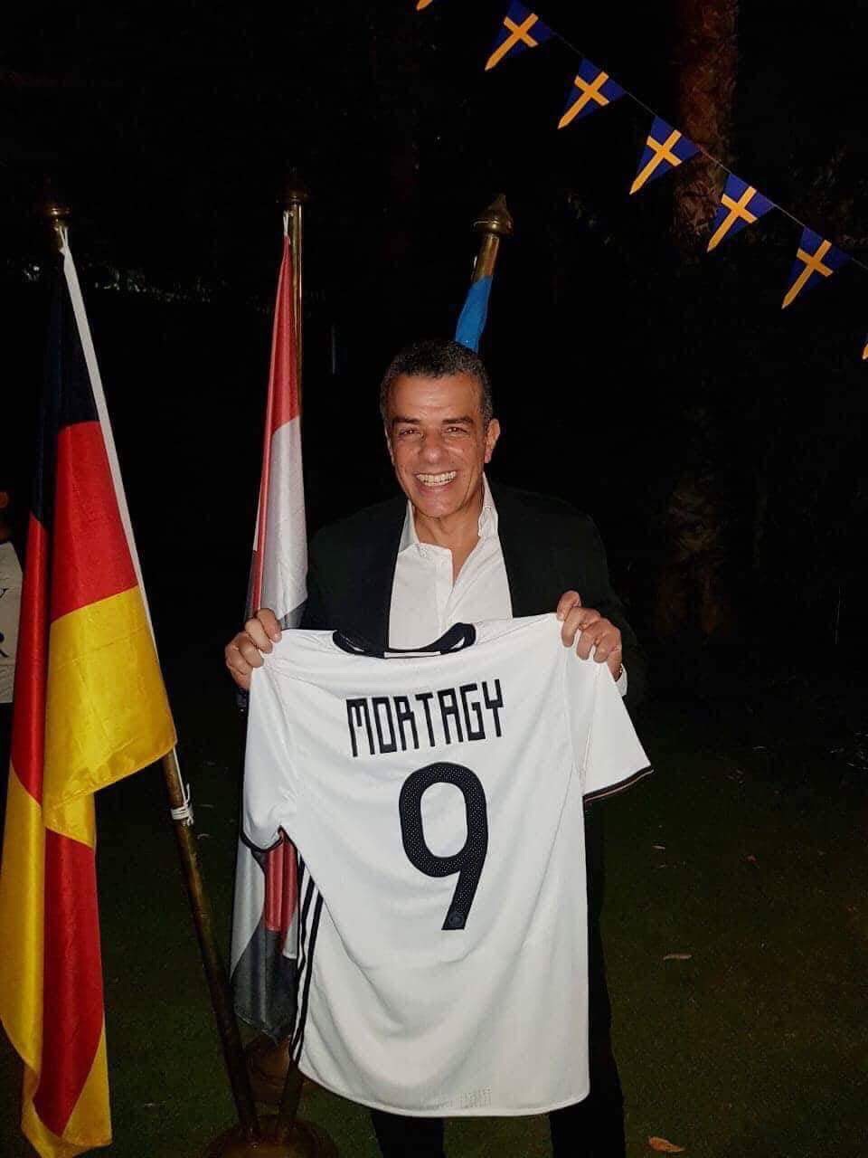 السفير الألمانى يُهدى خالد مرتجى قميص "المانشافت" بعد الفوز على السويد