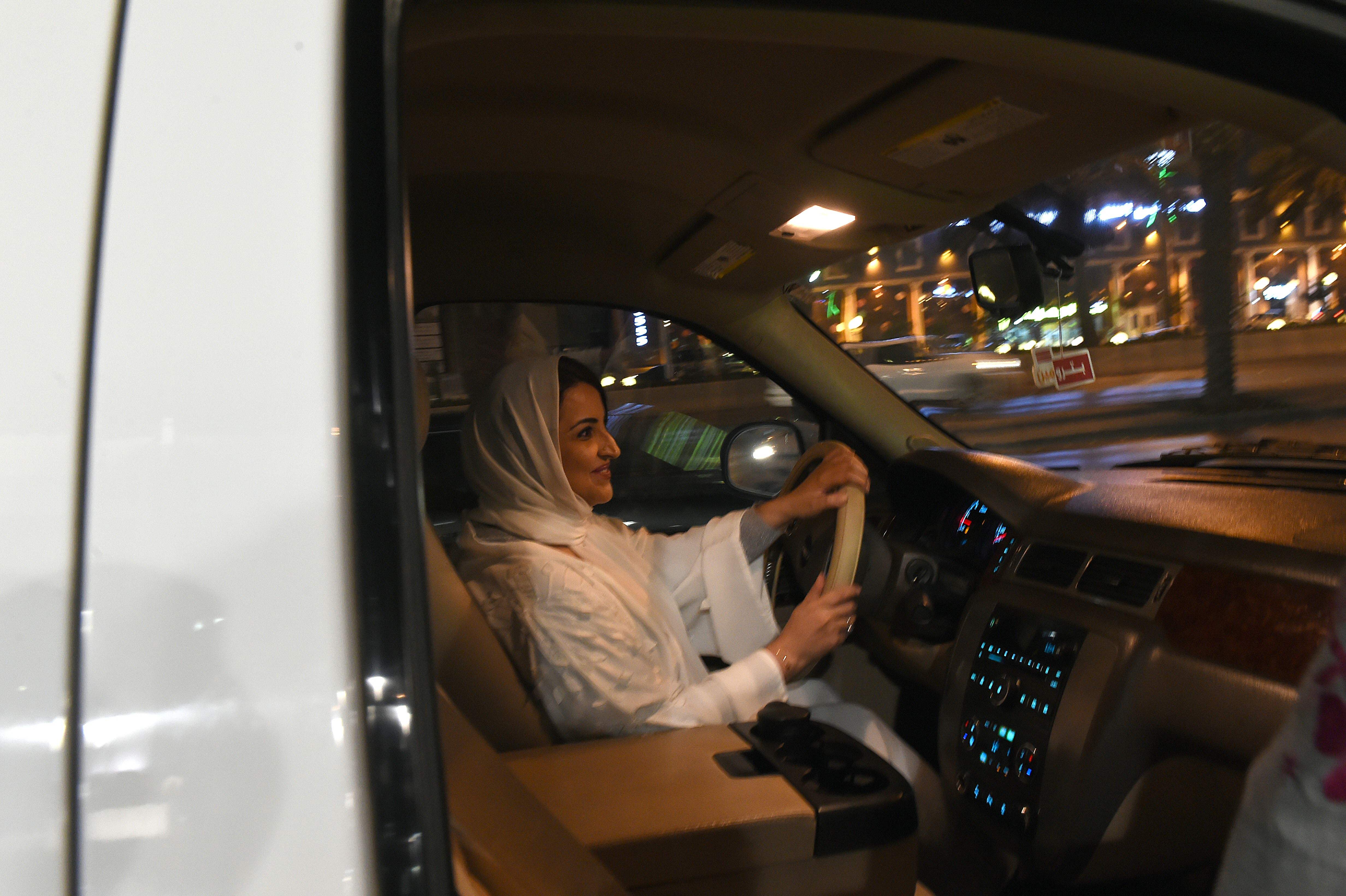 سمر المقرن تقود سيارتها فى السعودية