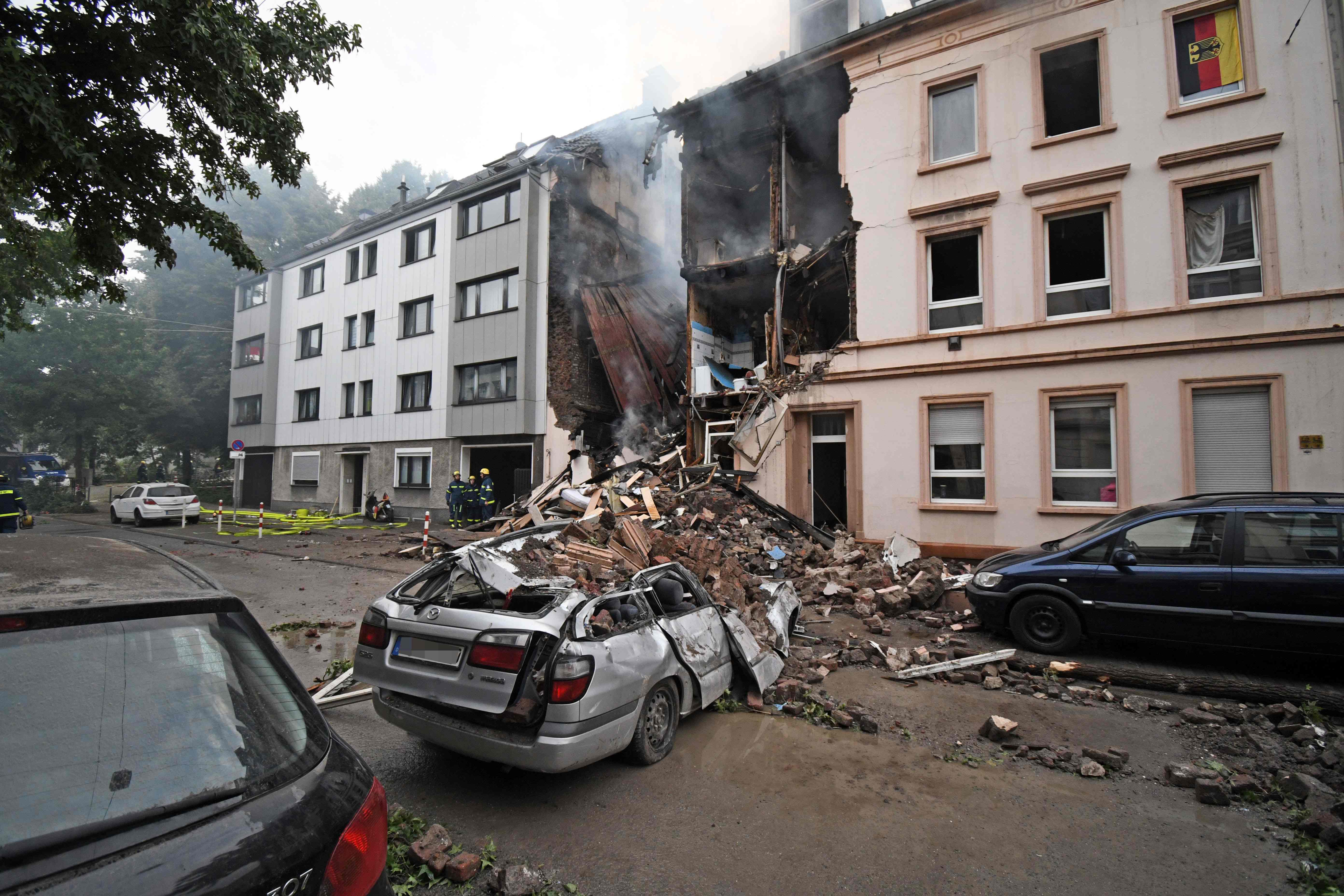 تحطم السيارات بجوار منزل انفجر فى ألمانيا