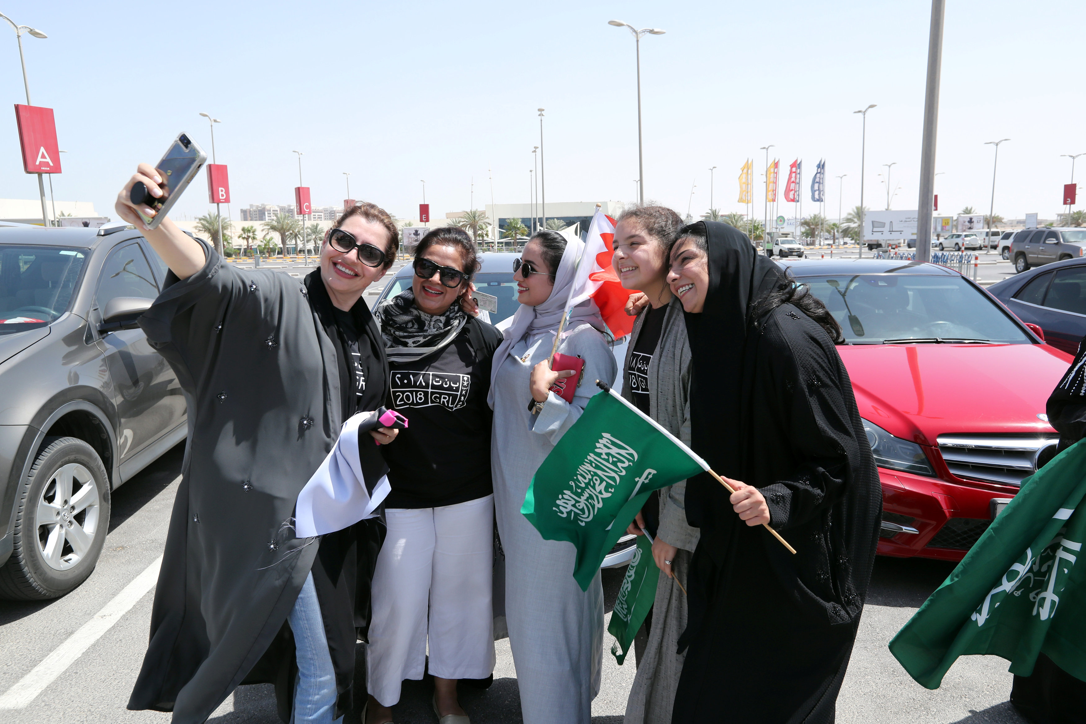 صور سعوديات يحتفلن بقيادة السيارات فى شوارع المملكة (2)