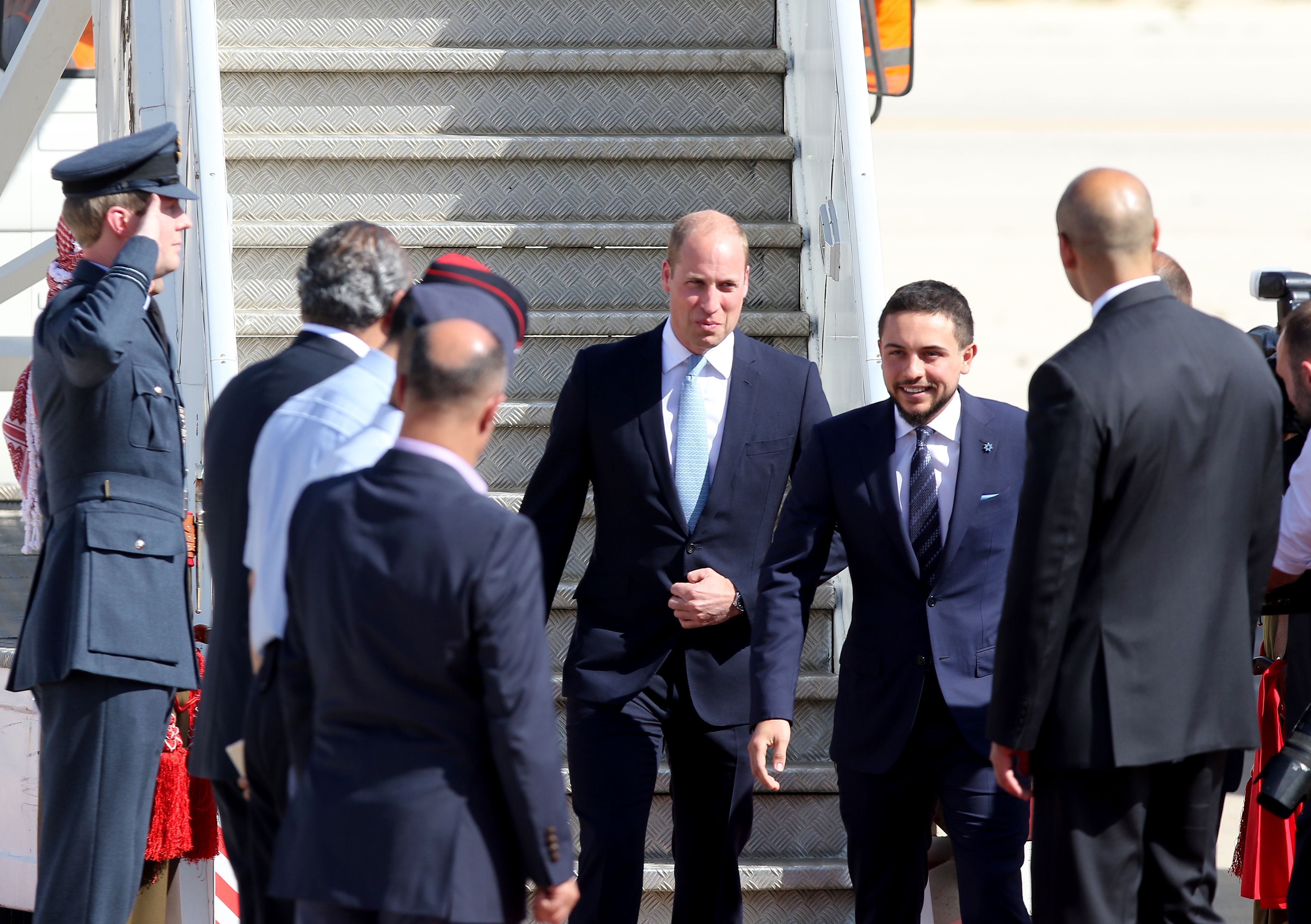 مسئولين أردنيين وبريطانيين فى استقبال الأمير وليام