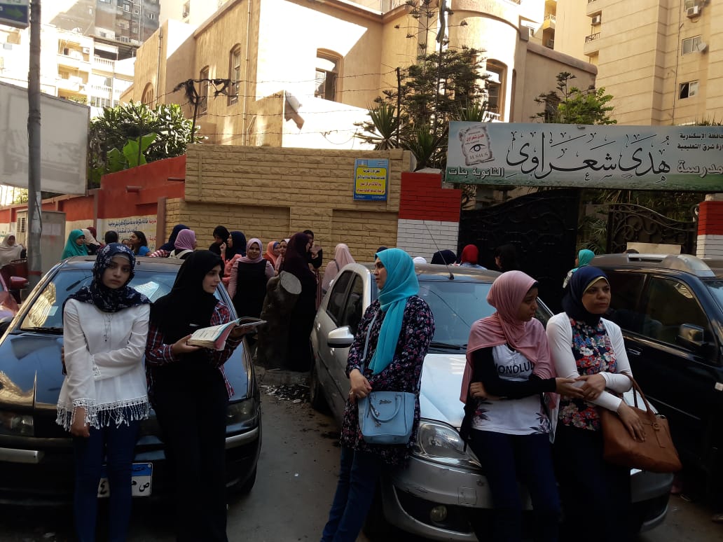 توافد الطلاب على لجان الامتحانات بالإسكندرية (7)