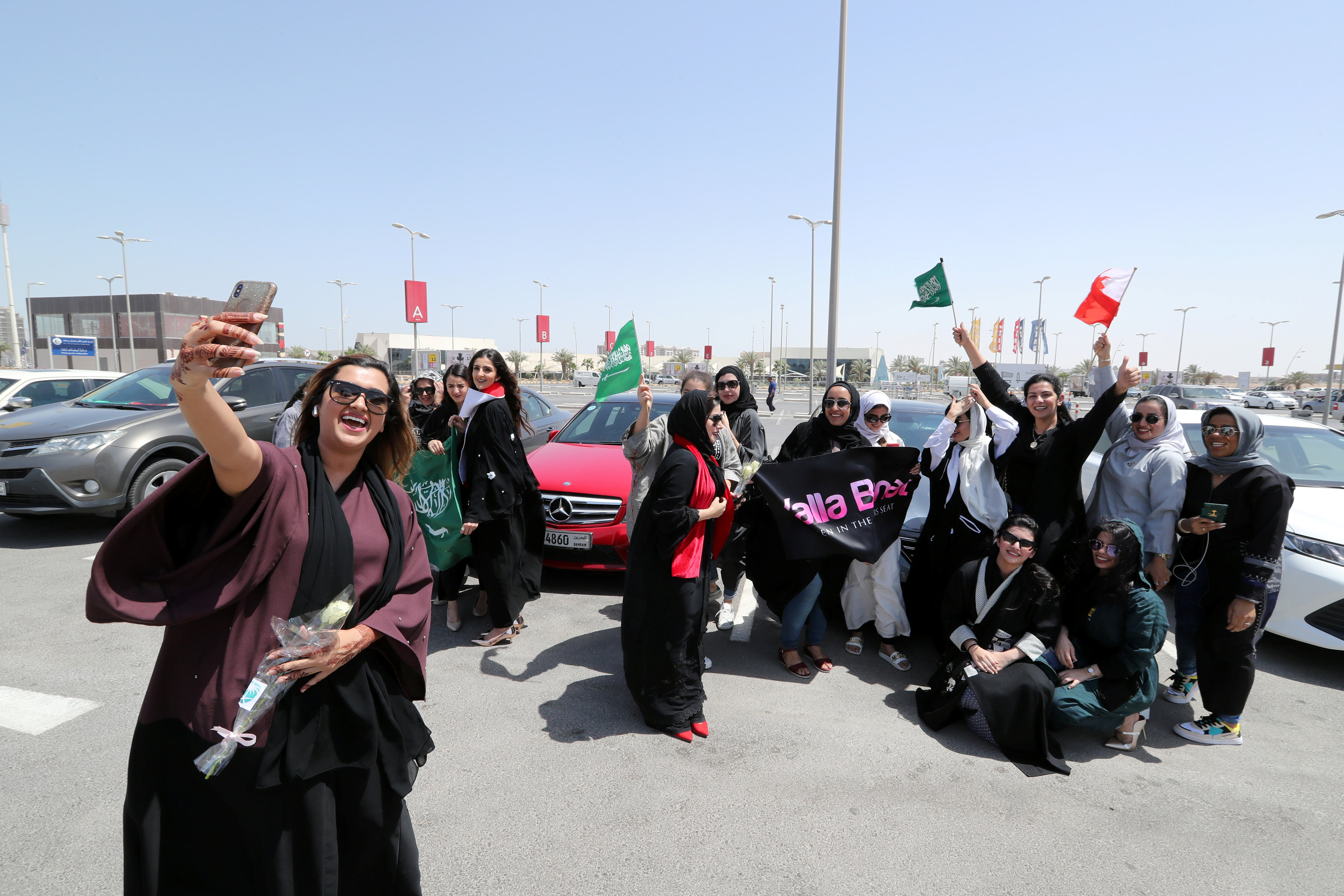 صور سعوديات يحتفلن بقيادة السيارات فى شوارع المملكة (3)