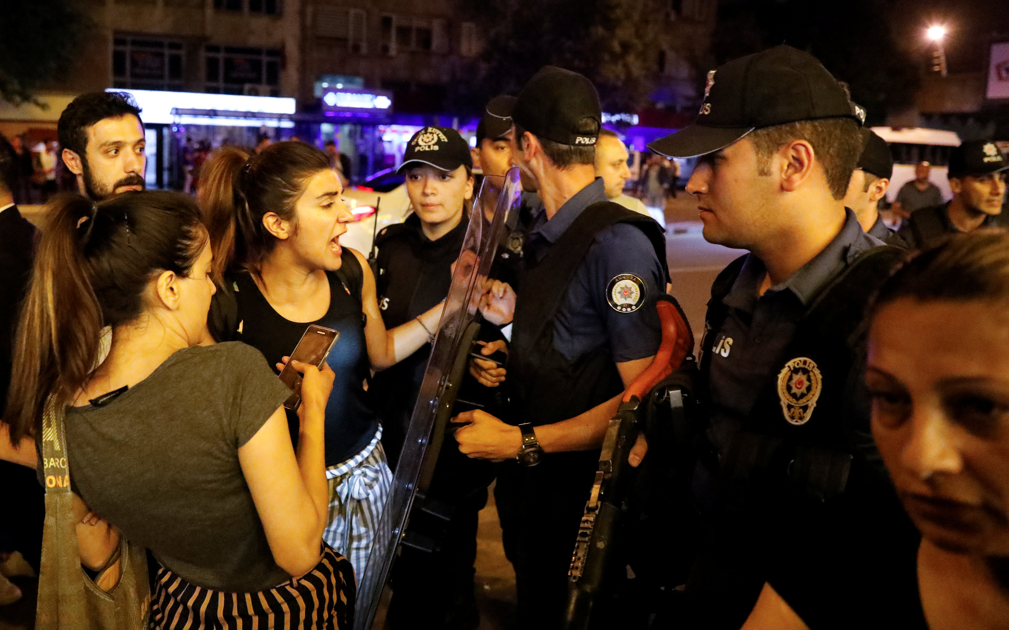 اعتراض الشرطة التركية للمتظاهرين 